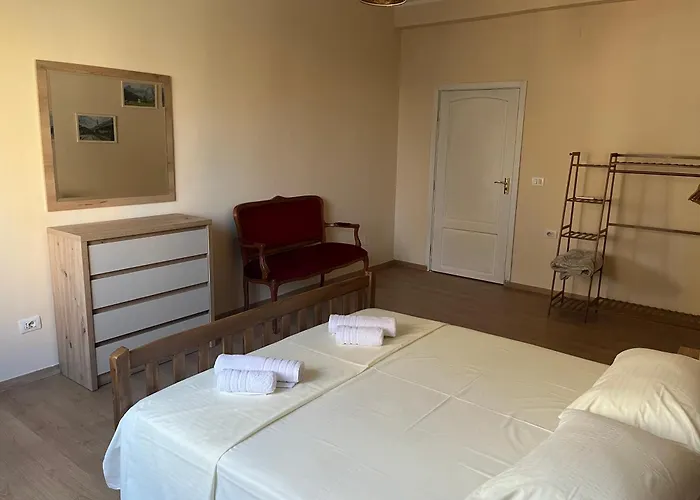 Irena And Papi's Warm 地拉那