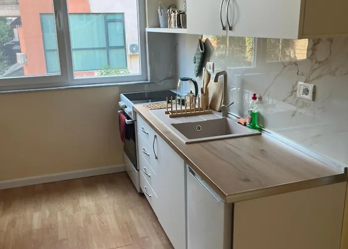 Irena And Papi's Warm 地拉那